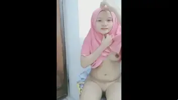 Cewek Jilbab Mulus Obok Memek Live